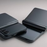 iPhone Duo’nun toz kapakları yarım açıkken boşluk bırakıyor