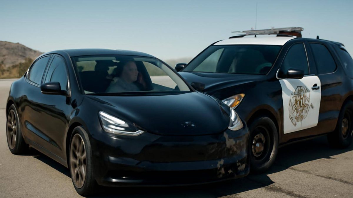 Tesla sürücüsü FSD açıkken uyudu, devriye araçlarına çarptı