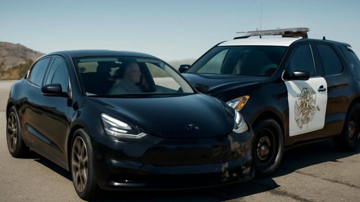 Tesla sürücüsü FSD açıkken uyudu, devriye araçlarına çarptı