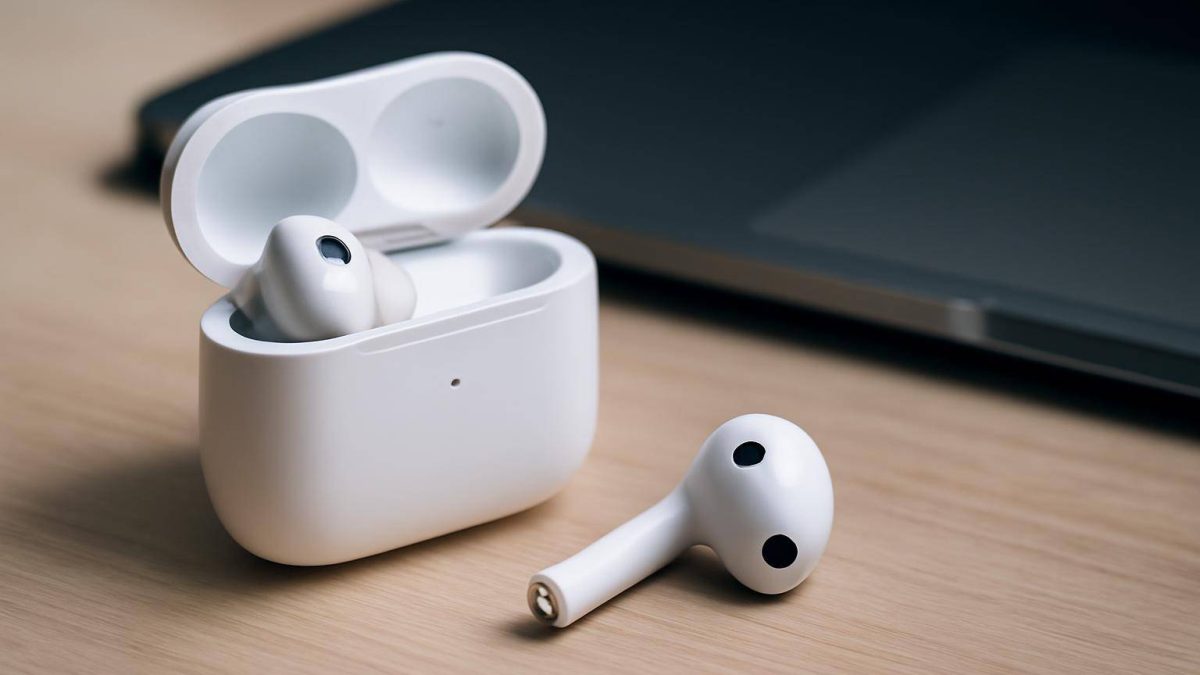 AirPods’ta tek kulaklığın şarj sorunu yazılımla çözülebilir