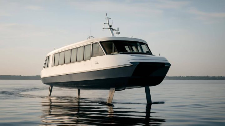 Vessev’in elektrikli feribotu suyun üzerinde süzülüyor